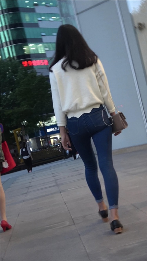 蓝色牛仔紧身裤小姐姐[640M/MP4]