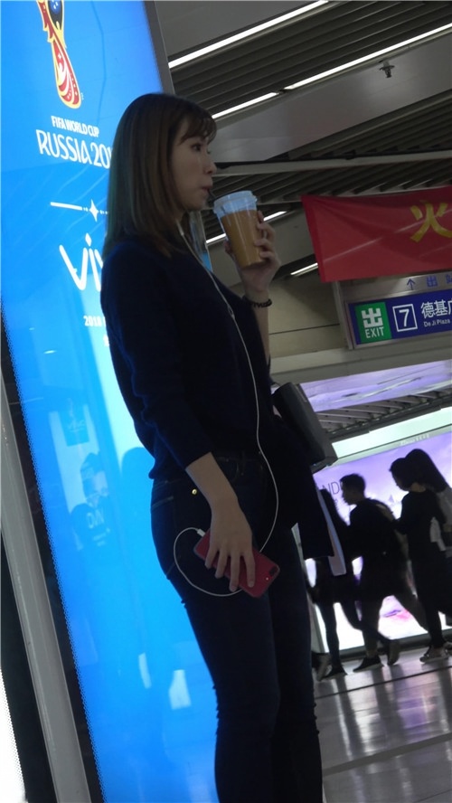 短发紧身牛仔裤美女[1.15G/MP4]