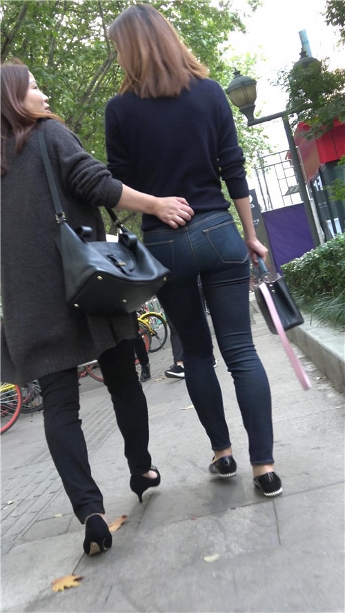 短发紧身牛仔裤美女[1.15G/MP4]