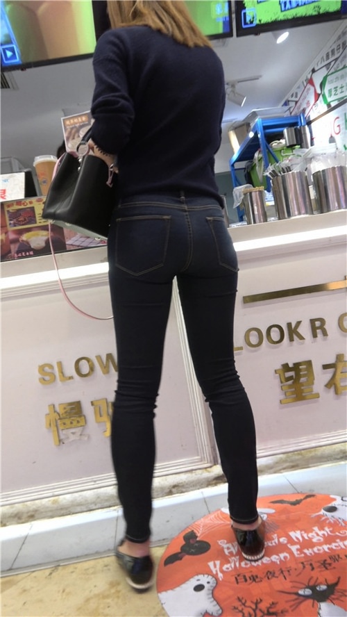 短发紧身牛仔裤美女[1.15G/MP4]