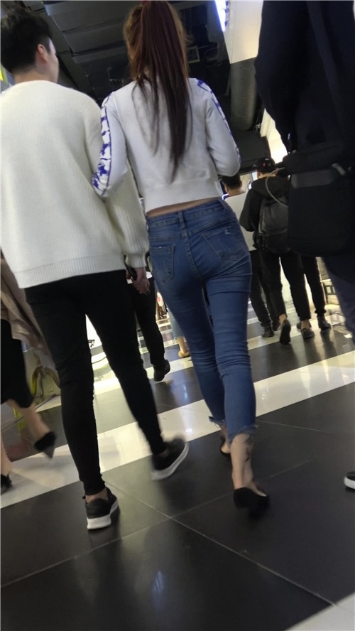 白衣紧身牛仔裤小姐姐[1.22G/MP4]