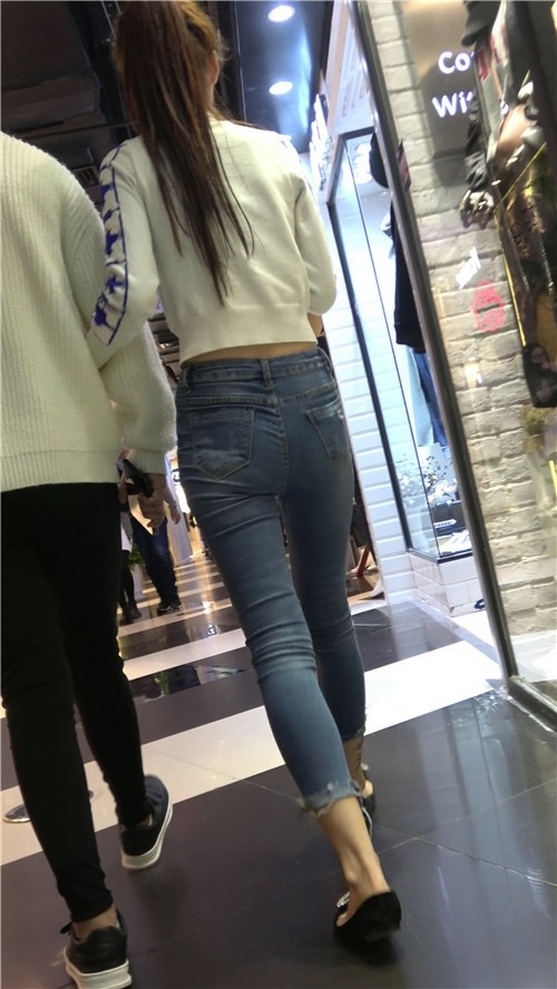 白衣紧身牛仔裤小姐姐[1.22G/MP4]