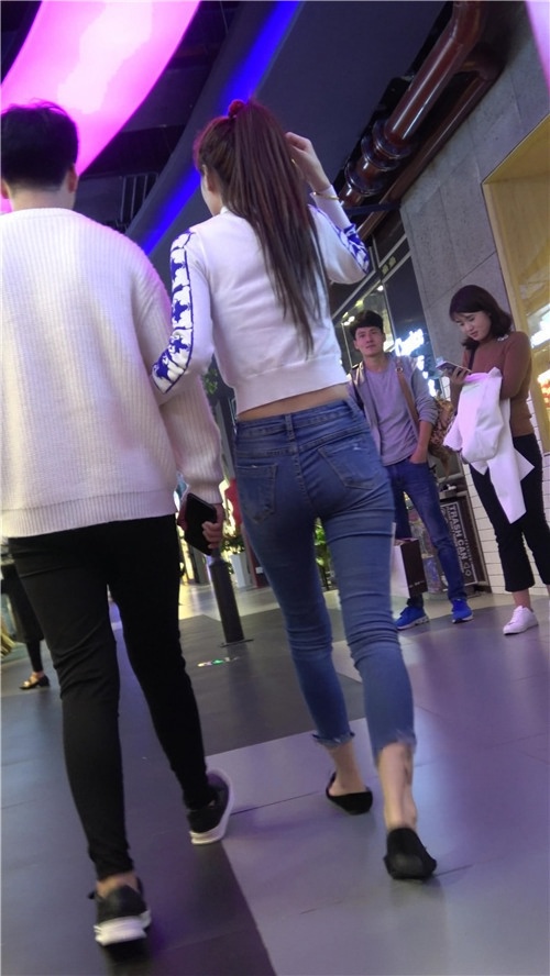 白衣紧身牛仔裤小姐姐[1.22G/MP4]