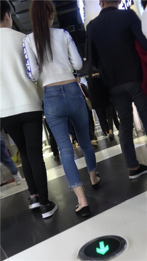 白衣紧身牛仔裤小姐姐[1.22G/MP4]