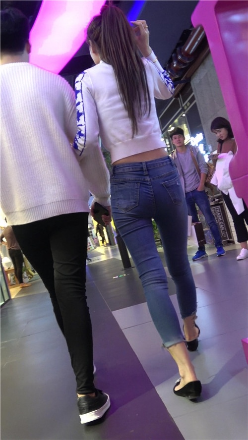 白衣紧身牛仔裤小姐姐[1.22G/MP4]