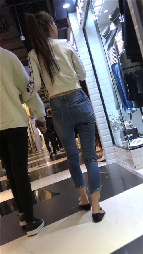 白衣紧身牛仔裤小姐姐[1.22G/MP4]