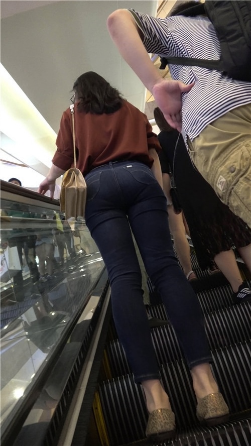 两个牛仔紧身裤美女[1.14G/MP4]