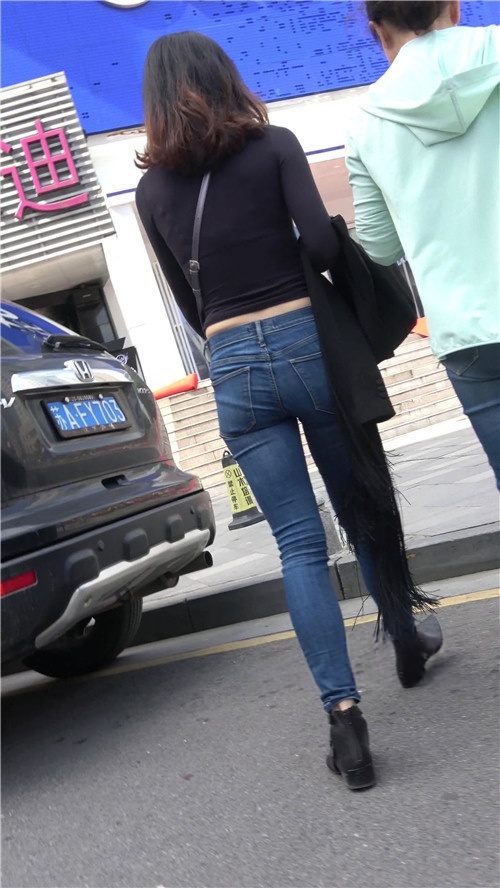 两个牛仔紧身裤美女[1.14G/MP4]