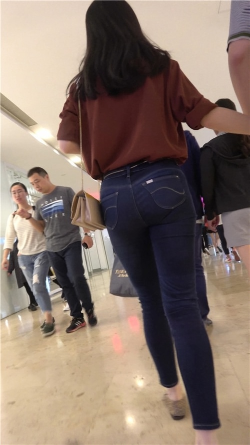 两个牛仔紧身裤美女[1.14G/MP4]