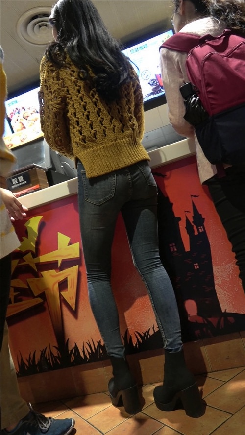 长腿牛仔裤美女[1.28G/MP4]