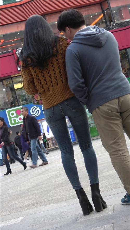 长腿牛仔裤美女[1.28G/MP4]