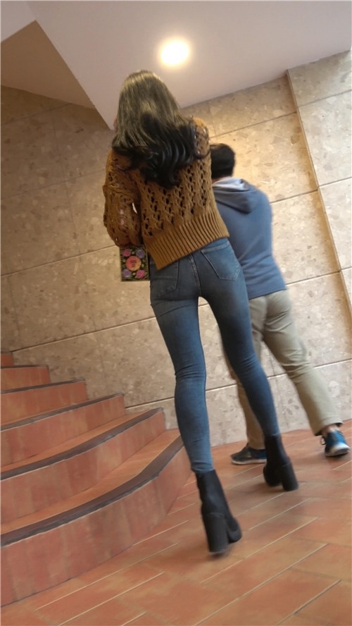 长腿牛仔裤美女[1.28G/MP4]