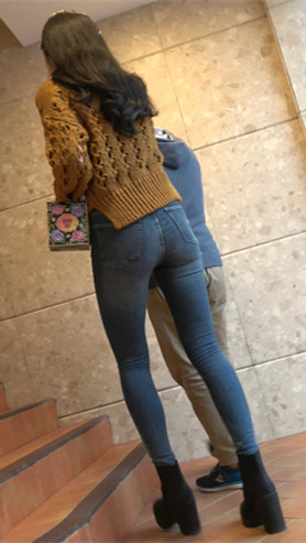 长腿牛仔裤美女[1.28G/MP4]