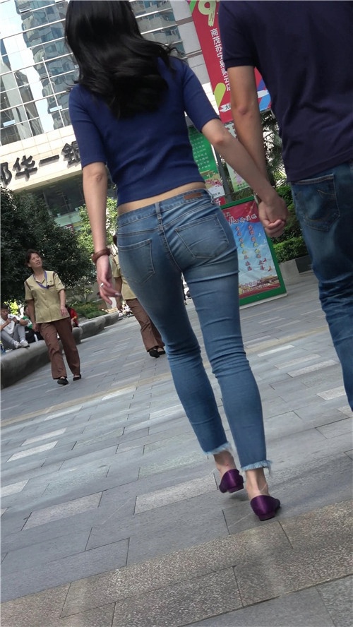 牛仔紧身裤蓝衣美女[1.06G/MP4]