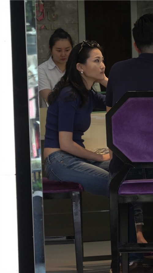 牛仔紧身裤蓝衣美女[1.06G/MP4]