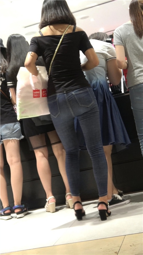 黑衣牛仔裤美女[949M/MP4]