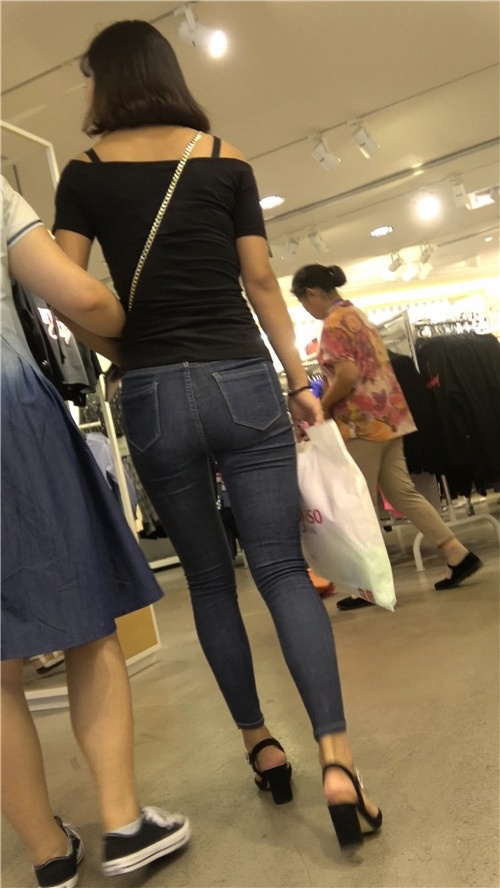 黑衣牛仔裤美女[949M/MP4]