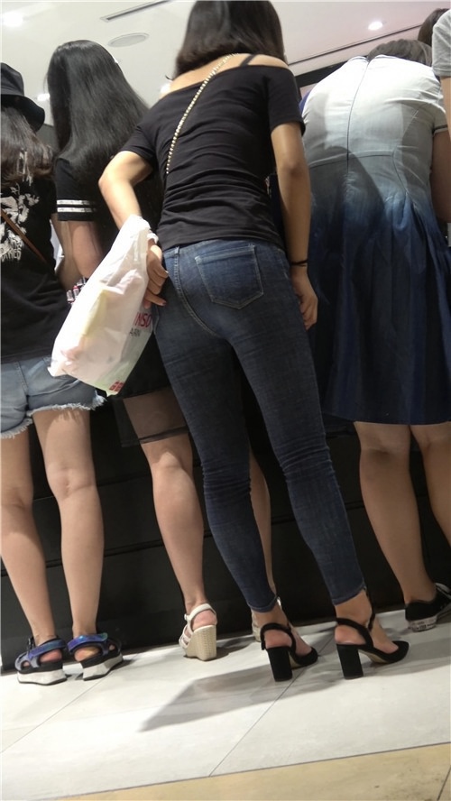 黑衣牛仔裤美女[949M/MP4]