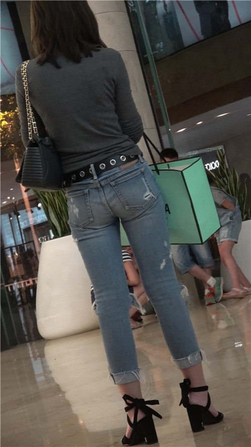 玩手机的破洞牛仔裤妹子[920M/MP4]