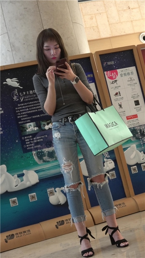 玩手机的破洞牛仔裤妹子[920M/MP4]