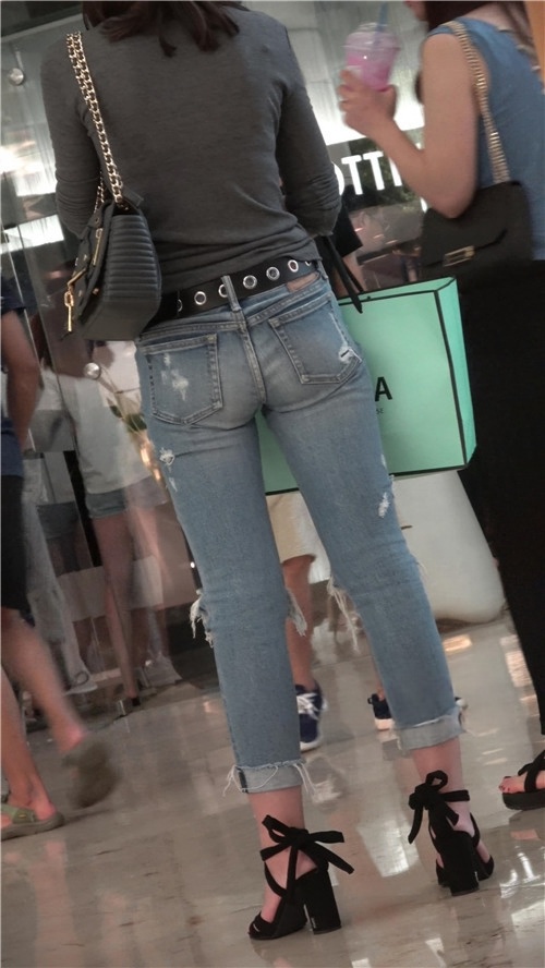 玩手机的破洞牛仔裤妹子[920M/MP4]