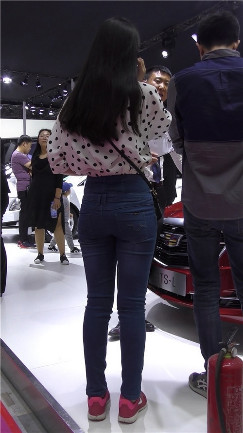 漂亮的紧身高腰牛仔裤美女[1001M/MP4]