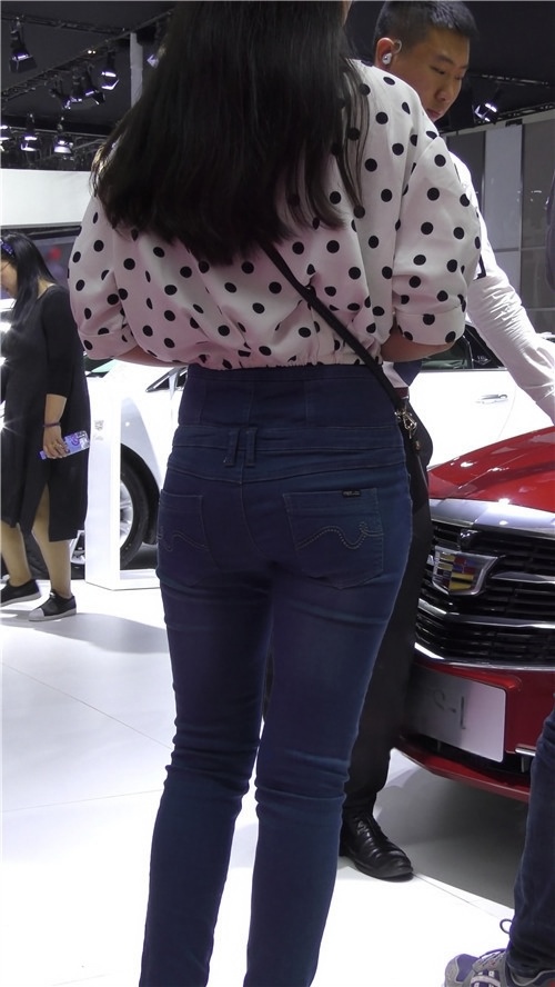 漂亮的紧身高腰牛仔裤美女[1001M/MP4]