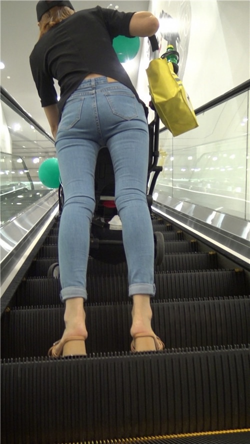 带着宝宝的牛仔美妇[1.78G/MP4]