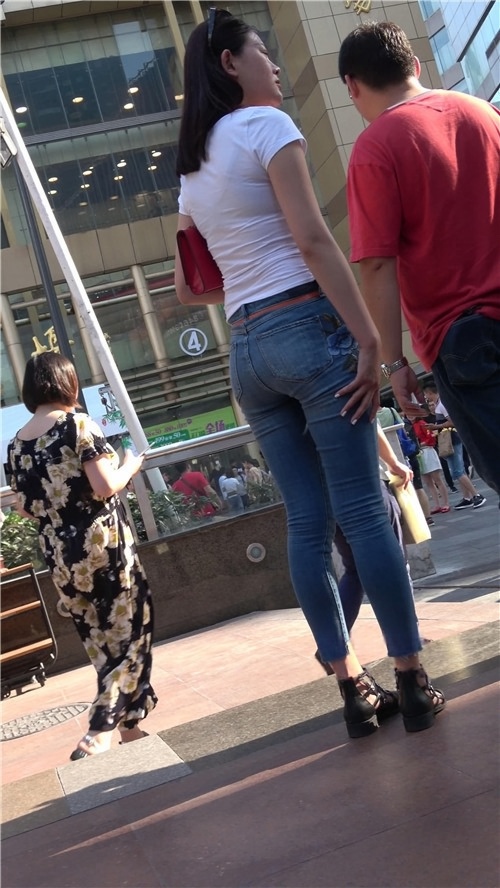 牛仔紧身裤长腿丰腴妹子[2.38G/MP4]