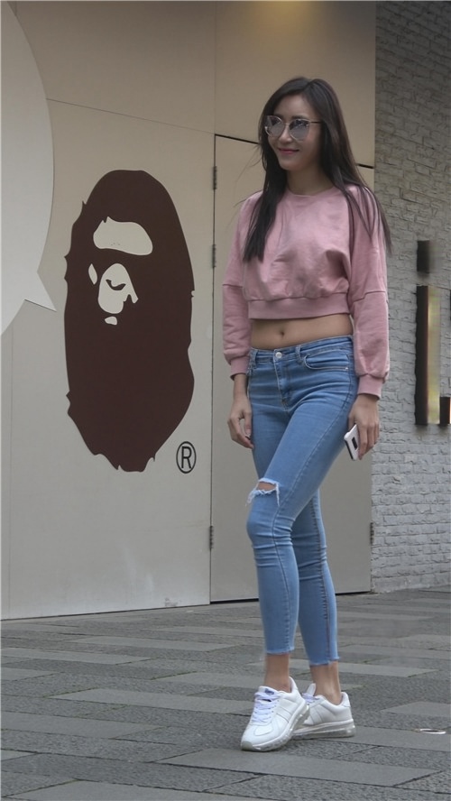 露腰极品紧身牛仔裤美女一[971M/MP4]