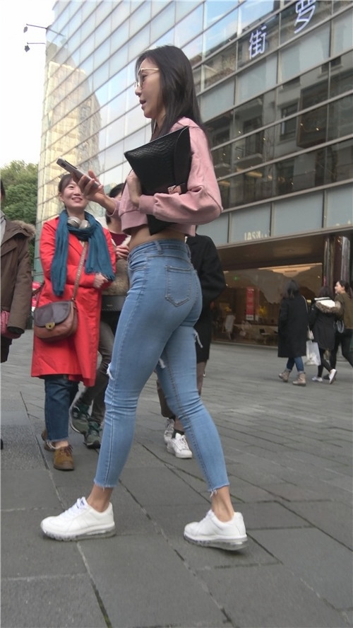 露腰极品紧身牛仔裤美女一[971M/MP4]