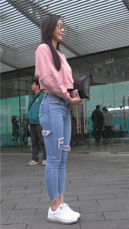 露腰极品紧身牛仔裤美女一[971M/MP4]