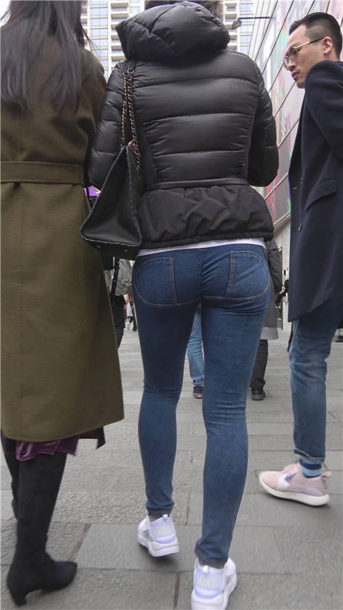 紧身蓝牛仔美少妇[1.89G/MP4]