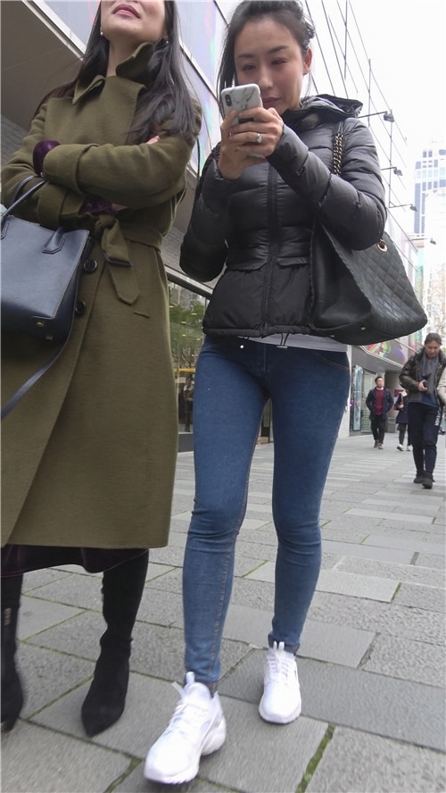 紧身蓝牛仔美少妇[1.89G/MP4]