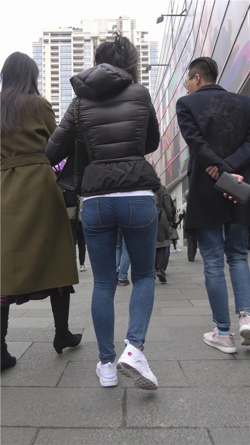 紧身蓝牛仔美少妇[1.89G/MP4]