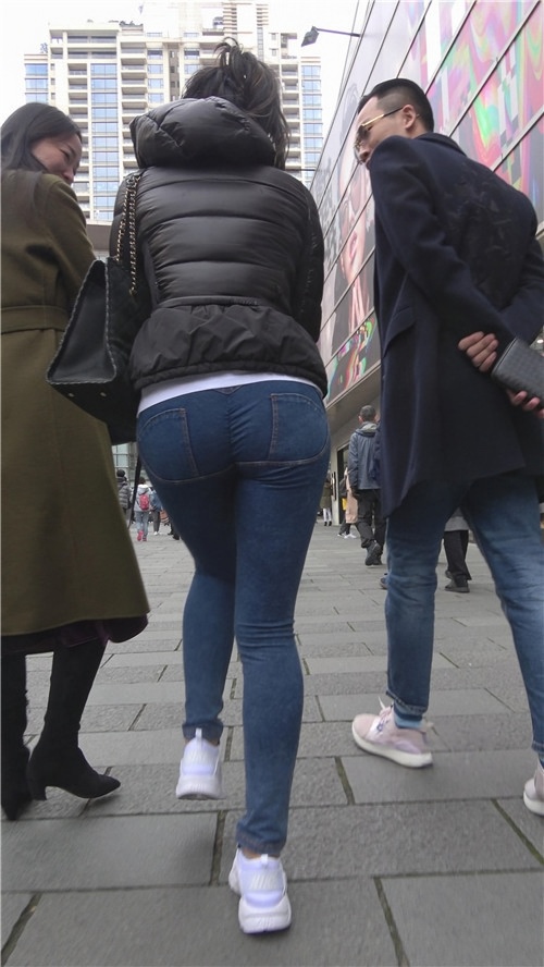 紧身蓝牛仔美少妇[1.89G/MP4]