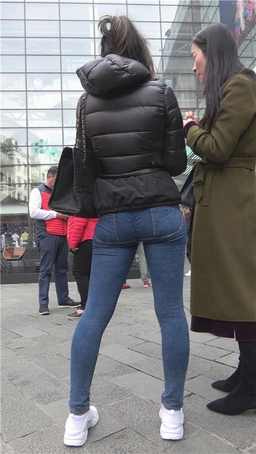 紧身蓝牛仔美少妇[1.89G/MP4]