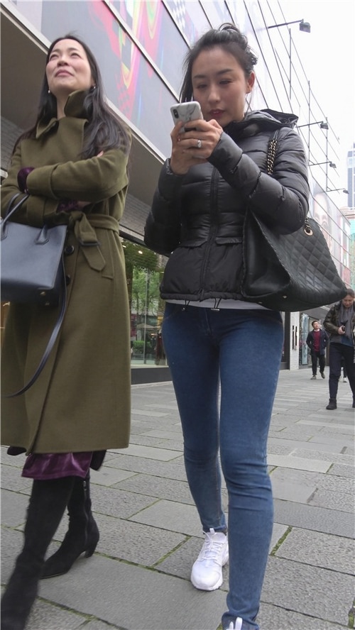 紧身蓝牛仔美少妇[1.89G/MP4]