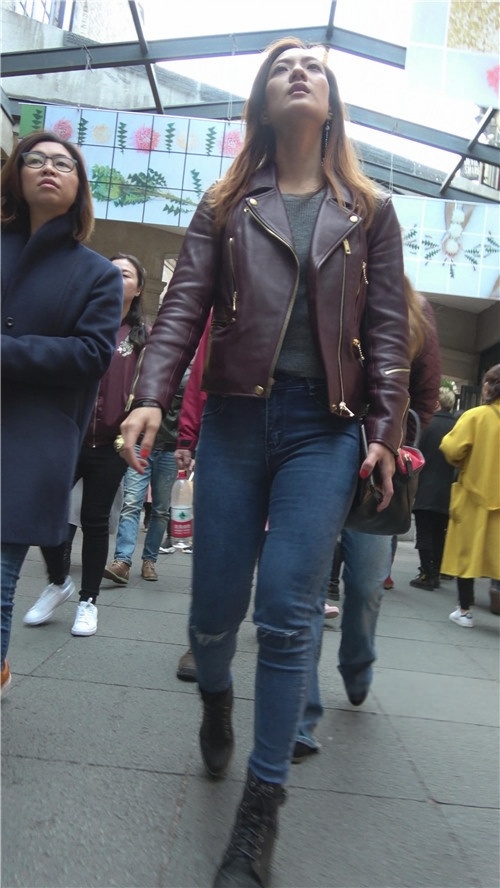 紧身牛仔肉感美妇[1.26G/MP4]