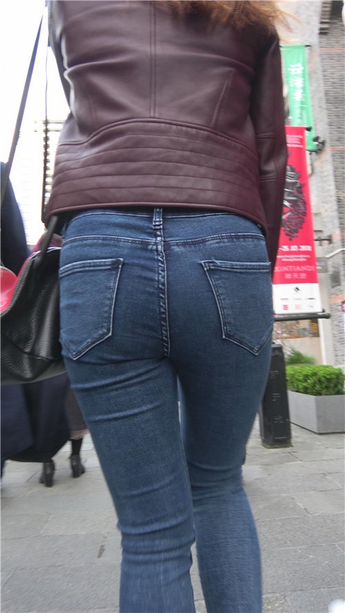 紧身牛仔肉感美妇[1.26G/MP4]