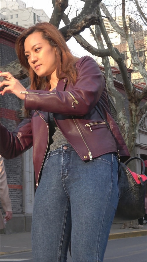 紧身牛仔肉感美妇[1.26G/MP4]