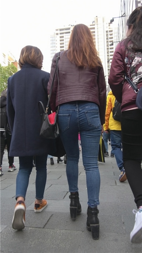 紧身牛仔肉感美妇[1.26G/MP4]