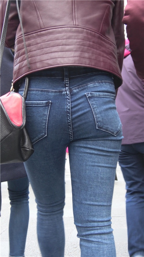 紧身牛仔肉感美妇[1.26G/MP4]