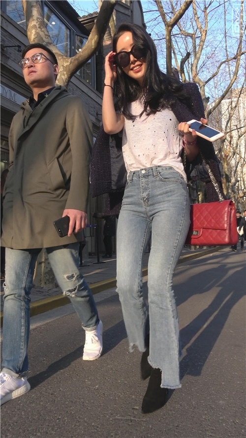 蓝色牛仔喇叭裤气质美女[1.77G/MP4]