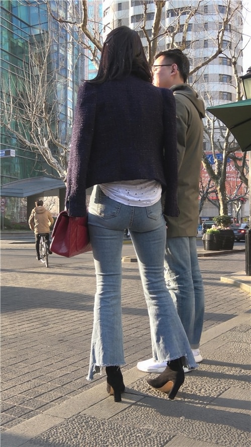 蓝色牛仔喇叭裤气质美女[1.77G/MP4]