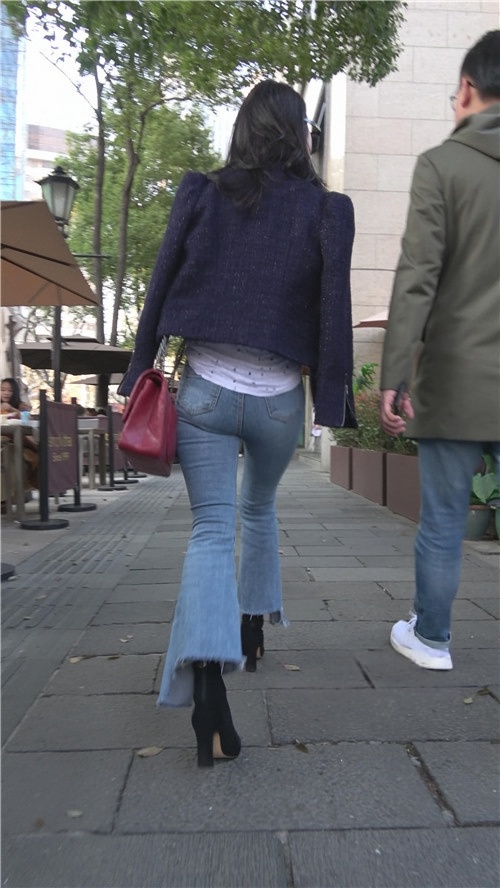 蓝色牛仔喇叭裤气质美女[1.77G/MP4]