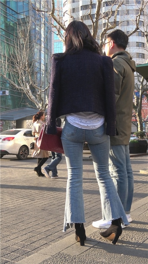 蓝色牛仔喇叭裤气质美女[1.77G/MP4]