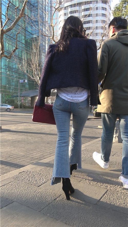 蓝色牛仔喇叭裤气质美女[1.77G/MP4]