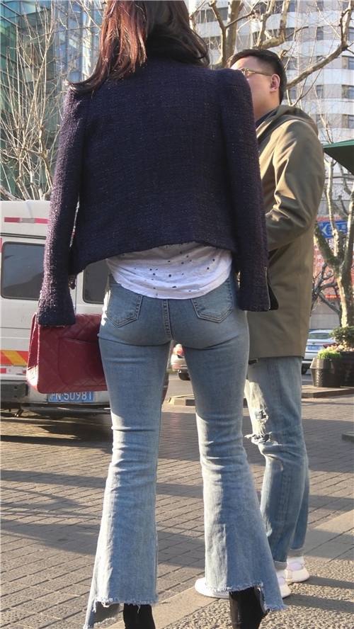 蓝色牛仔喇叭裤气质美女[1.77G/MP4]
