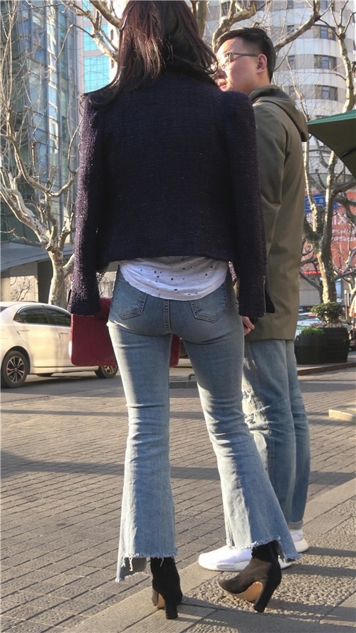 蓝色牛仔喇叭裤气质美女[1.77G/MP4]